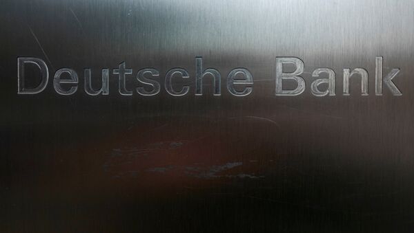 Scratches are seen on the logo of Germany's Deutsche Bank in Frankfurt - Sputnik Mundo