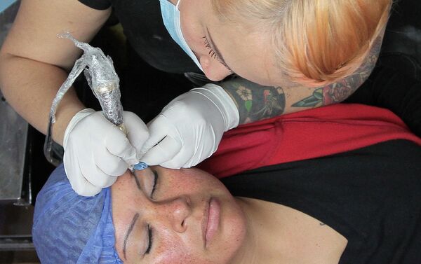 Tatuaje cosmético en México - Sputnik Mundo
