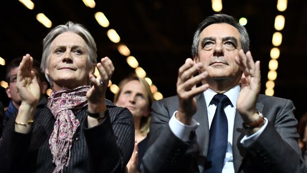 (FILES) This file photo taken on November 25, 2016 shows Francois Fillon (C), candidate for the right-wing primaries ahead of the French 2017 presidential election, and his wife Penelope (L) attending a campaign rally in Paris, ahead of the primary's second round on November 27 - Sputnik Mundo