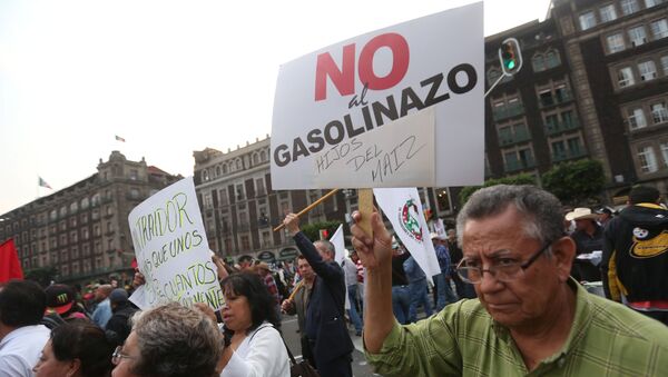 Protesta contra aumento de precios de gasolina, México - Sputnik Mundo