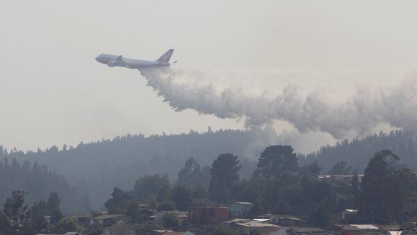 El Boeing 747-400 de EEUU extingue un incendio forestal en Chile - Sputnik Mundo