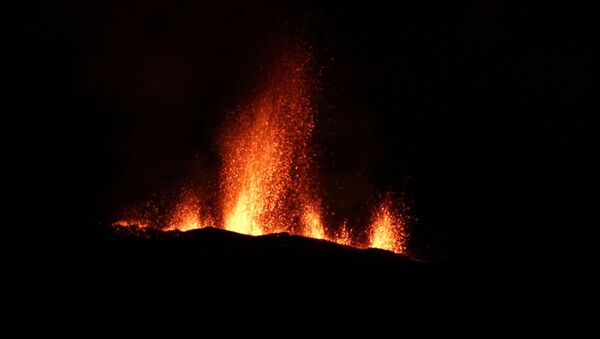 El volcán Piton de la Fournaise entra en erupción - Sputnik Mundo
