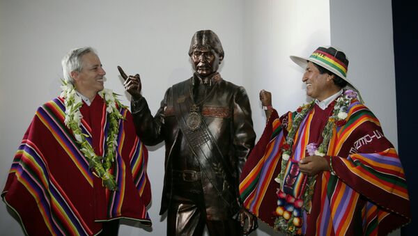 El presidente de Bolivia, Evo Morales, y el vicepresidente Álvaro García Linera posan con una estatua de Morales tras la inauguración del Museo Orinoca en Orinoca - Sputnik Mundo