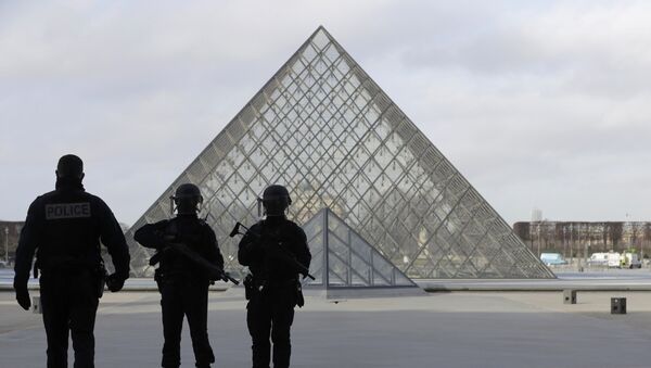 Policías franceses cerca de Louvre tras el tiroteo - Sputnik Mundo