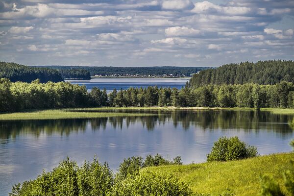 Los paisajes alrededor del lago fueron la inspiración para el nombre no oficial del parque: la Suiza de Kargopolski. - Sputnik Mundo