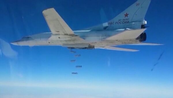 Los Tu-22M3 rusos bombardean los depósitos de armas en Deir Ezzor - Sputnik Mundo