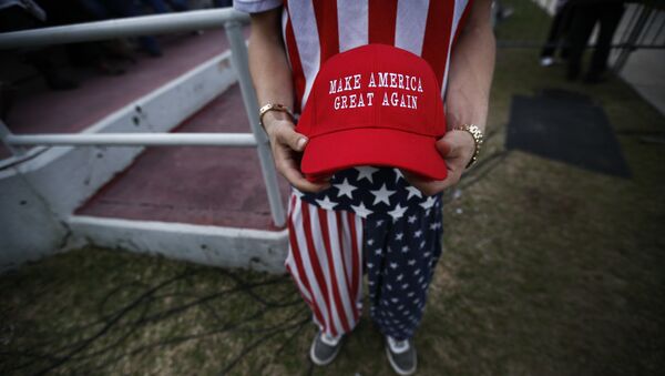 Una gorra con la inscripción 'Make America Great Again' - Sputnik Mundo