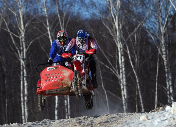 Deporte a la rusa: motocross sobre nieve - Sputnik Mundo