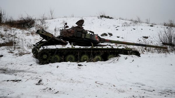 A destroyed Ukrainian tank is pictured on the front line near the government-held industrial town of Avdiyivka, Ukraine - Sputnik Mundo