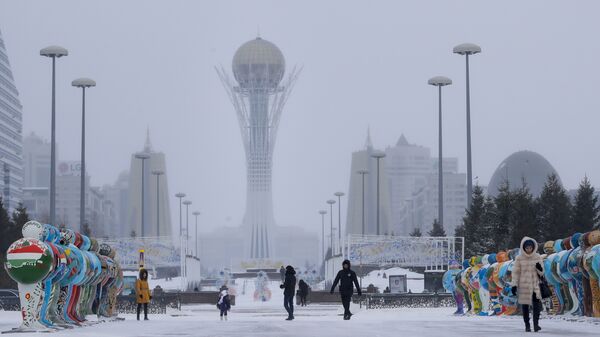 People walk in a street in Astana, Kazakhstan, Wednesday, Jan. 25, 2017 - Sputnik Mundo