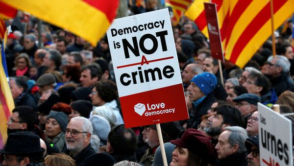La concentración convocada en Barcelona para apoyar a los políticos independentistas encausados por la celebración de la consulta soberanista del 9 de noviembre de 2014 en Cataluña - Sputnik Mundo