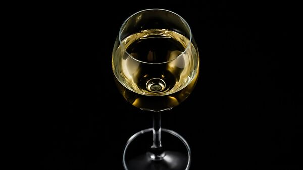 Una copa de vino blanco (imagen referencial) - Sputnik Mundo