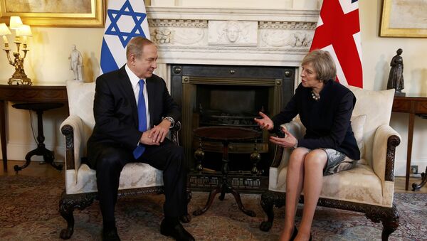 Theresa May, primera ministra británica, con su homólogo israelí, Benjamín Netanyahu - Sputnik Mundo