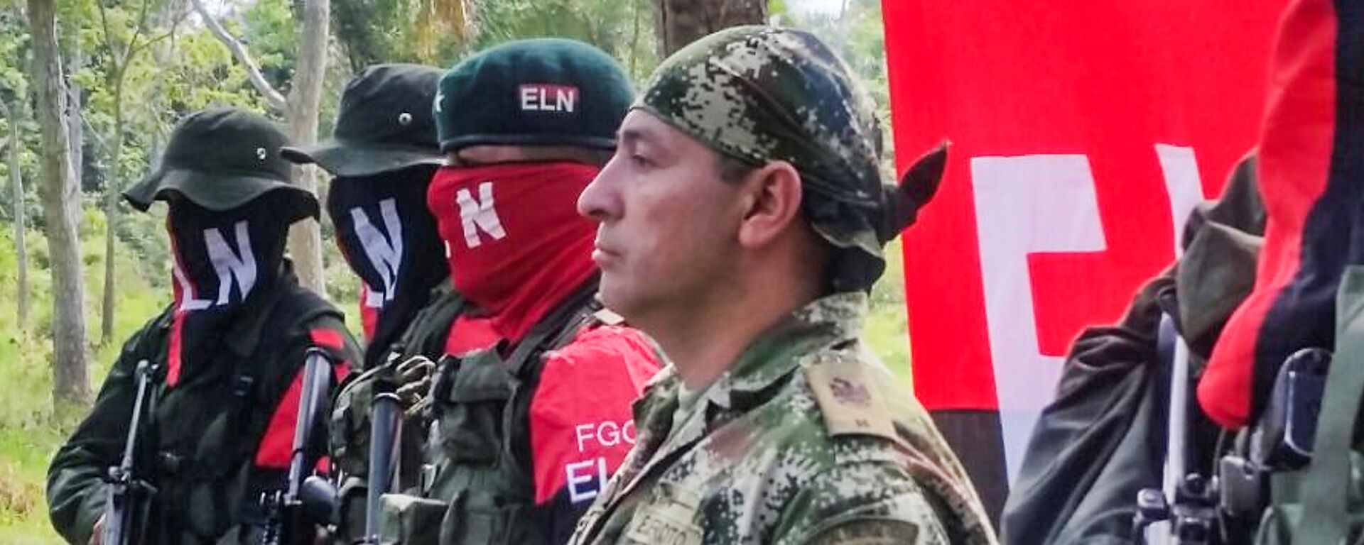 Colombian Soldier Fredy Moreno (R) who was kidnaped by National Liberation Army (ELN), is seen next to ELN members, before his release in Arauca, Colombia on February 6 2017 - Sputnik Mundo, 1920, 23.11.2021