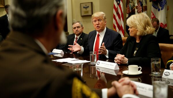 Donald Trump, presidente de EEUU, en una reunión con un grupo de jefes policiales de varios condados - Sputnik Mundo