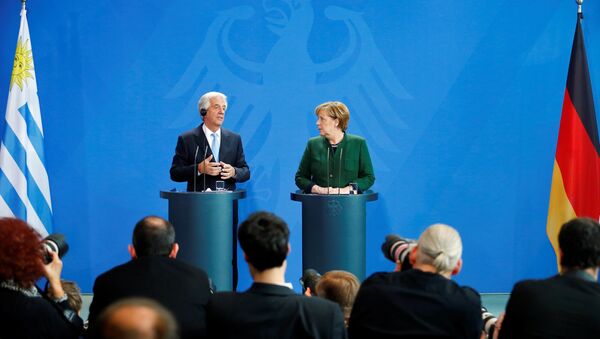 Presidente de Uruguay, Tabaré Vázquez, y cancillera de Alemania, Angela Merkel - Sputnik Mundo