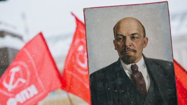 El retrato de Vladimir Lenin en una demostracion con motivo del aniversario de la Gran Revolucion de Octubre en 2016 - Sputnik Mundo
