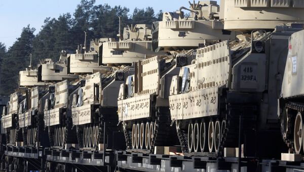 U.S. Bradley fighting vehicles that will be deployed in Latvia for NATO's Operation Atlantic Resolve wait for an unload in Garkalne, Latvia February 8, 2017 - Sputnik Mundo