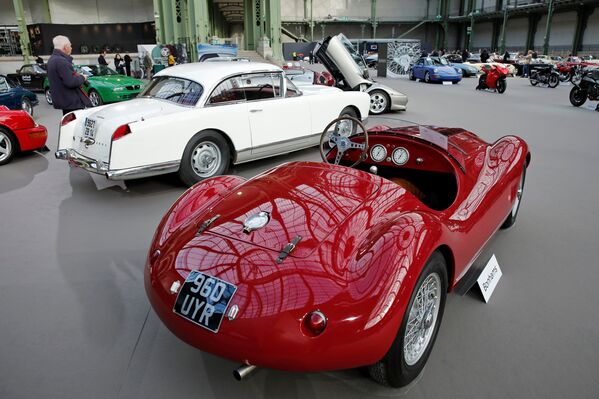 La elegancia siempre está de moda: autos clásicos en subasta en París - Sputnik Mundo