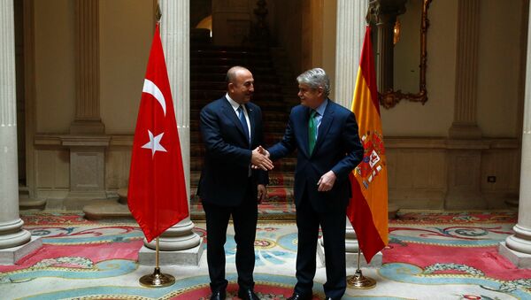El ministro de Asuntos Exteriores español, Alfonso Dastis, y su homólogo turco, Mevlut Çavusoglu, mantuvieron un encuentro en Madrid - Sputnik Mundo