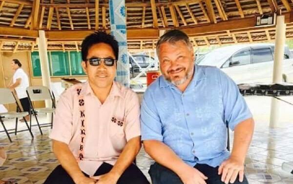 Antón Bákov con el ministro de la Juventud y Asuntos de la Mujer de Kiribati, David Collins - Sputnik Mundo