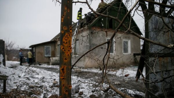 Edificio destruido por bombardeos en Donbás (archivo) - Sputnik Mundo