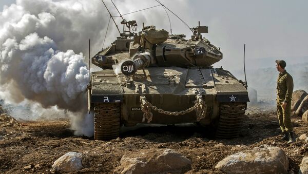 Un soldado israelí de la Brigada de Infantería Nahal atraviesa el humo (archivo) - Sputnik Mundo