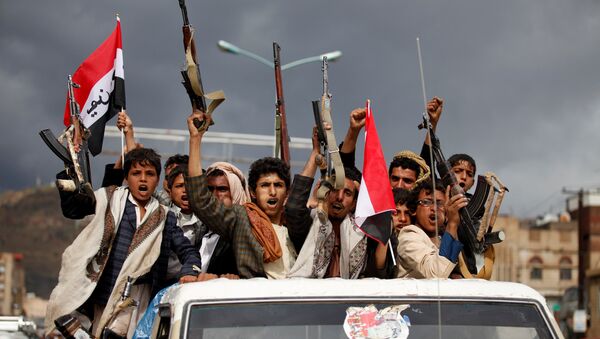 Armed men ride on the back of a truck to attend a rally held by supporters of Houthi rebels and Yemen's former president Ali Abdullah Saleh to celebrate an agreement reached by Saleh and the Houthis to form a political council to unilaterally rule the country, in Sanaa, Yemen August 1, 2016 - Sputnik Mundo