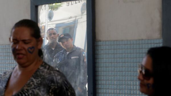 Familiares de policías bloquean cinco cuarteles en Río de Janeiro - Sputnik Mundo