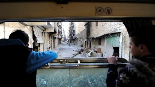 Boys ride a train in Aleppo, Syria - Sputnik Mundo