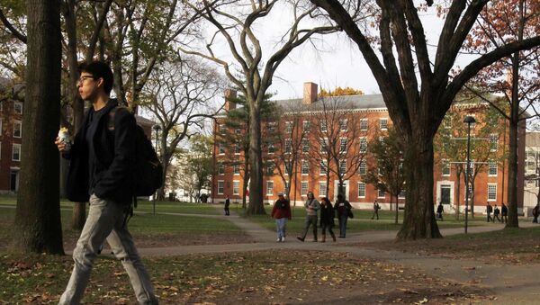 A student walks through Harvard Yard at Harvard University in Cambridge, Massachusetts, in this file photo taken November 16, 2012 - Sputnik Mundo