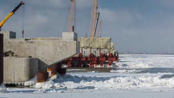 Siguen las obras en el puente de Crimea pese al mar congelado - Sputnik Mundo