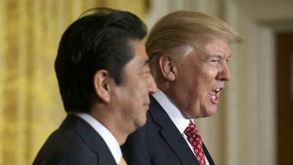 Primer ministro de Japón, Shinzo Abe, y presidente de EEUU, Donald Trump - Sputnik Mundo