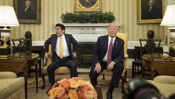 Shinzo Abe y Donald Trump en la Casa Blanca - Sputnik Mundo