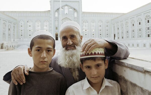 Un abuelo y sus nietos en Tayikistán - Sputnik Mundo