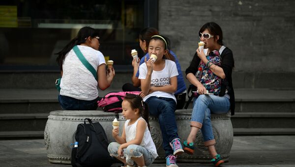 La gente comiendo helado en China (imagen referencial) - Sputnik Mundo