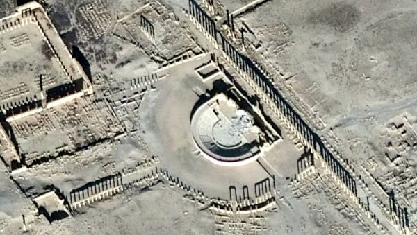 Una imagen de satélite muestra el daño en el Tetrápilo y el Anfiteatro Romano en la histórica ciudad de Palmira - Sputnik Mundo