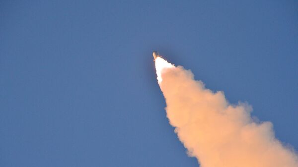 El lanzamiento de un misil balístico (imagen referencial) - Sputnik Mundo