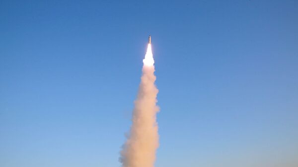 El lanzamiento del misil balístico norcoreano Pukguksong-2 (imagen referencial) - Sputnik Mundo