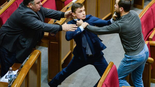 Una pelea entre los diputados ucranianos en la Rada Suprema (imagen referencial) - Sputnik Mundo