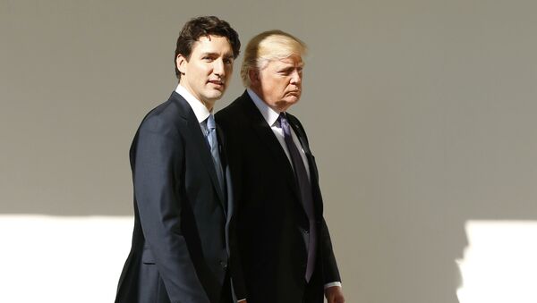 Canadian Prime Minister Justin Trudeau (L) walks down the West Wing colonnade with U.S. President Donald Trump at the White House in Washington, U.S. - Sputnik Mundo