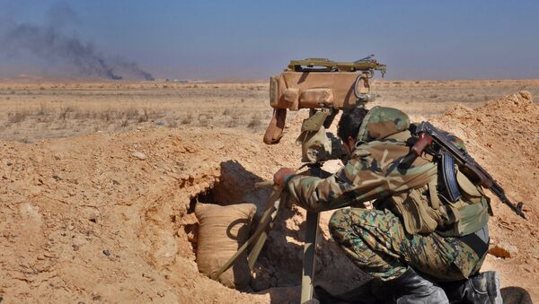Soldado del Ejército sirio cerca del yacimiento de Hiyan en la provincia de Homs - Sputnik Mundo
