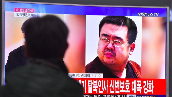 A man watches a television showing news reports of Kim Jong-Nam, the half-brother of North Korean leader Kim Jong-Un, in Seoul on February 14, 2017 - Sputnik Mundo