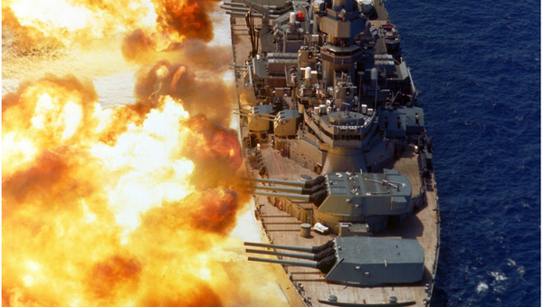 USS Iowa disparando su artillería de 406 mm - Sputnik Mundo