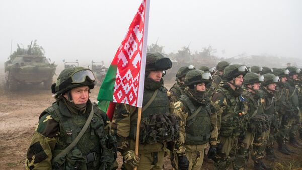 Militares bielorrusos durante unas maniobras - Sputnik Mundo