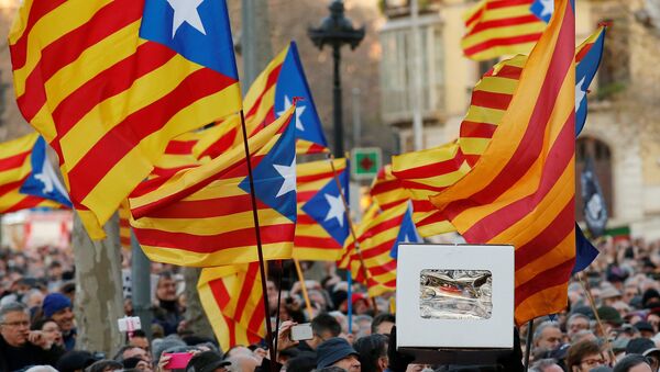 Catalanes, alzando banderas independentistas - Sputnik Mundo