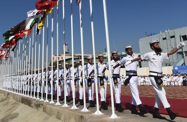 Los marineros pakistaníes durante la inauguración de  las maniobras navales internacionales Aman-2017. - Sputnik Mundo