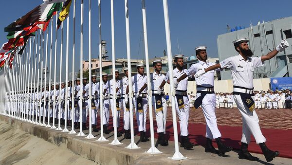 Pakistani Naval personnel march during a flag-hoisting ceremony for the navy's Multinational Exercise AMAN-17 in Karachi on February 10, 2017 - Sputnik Mundo