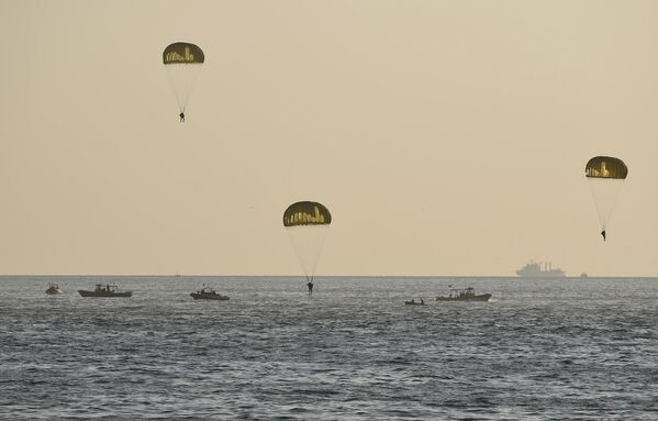 Los ejercicios tuvieron lugar entre el 9 y el 14 de febrero en dos etapas, en el territorio de la base de las Fuerzas Navales de Pakistán en el puerto de Karachi y en las aguas del mar Arábigo. Marineros de 71 países participaron en calidad de observadores. - Sputnik Mundo