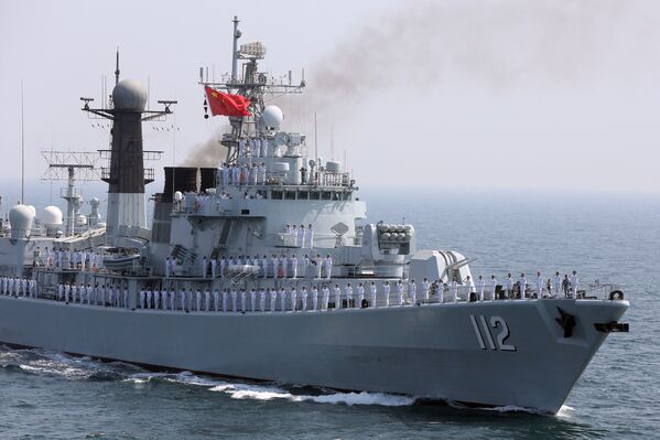 La marina de China a bordo de un buque de guerra durante las maniobras navales internacionales Aman-2017 en el mar Arábigo. - Sputnik Mundo